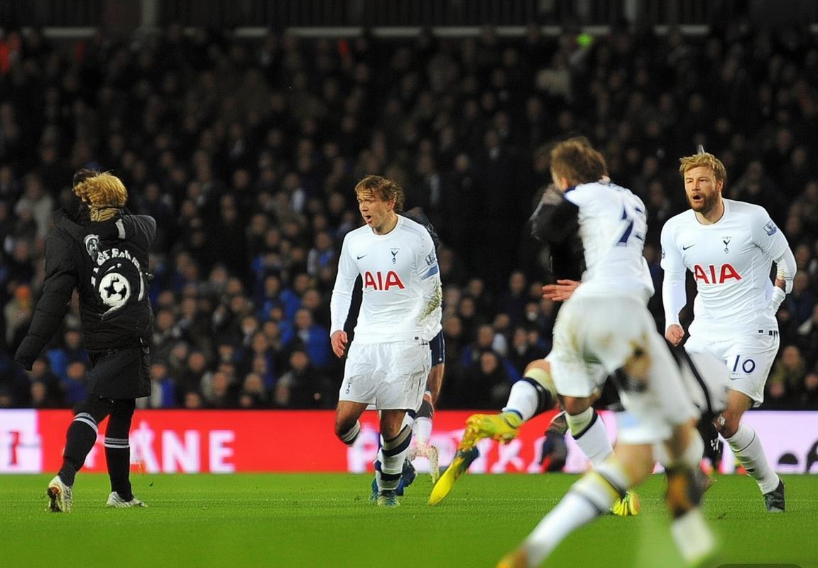 英超联赛争冠冲刺：曼城剑指四连冠，热刺力搏欧冠资格关键战